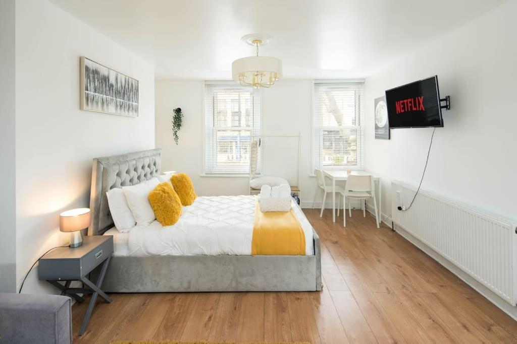 Spacious Studio For Up To 4! Sofa Bed Londen Buitenkant foto